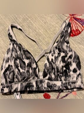 NWT VICTORIAS SECRET PINK LIGHTLY PADDED DEEP V-NECK BRALETTE SIZE 
S-DD